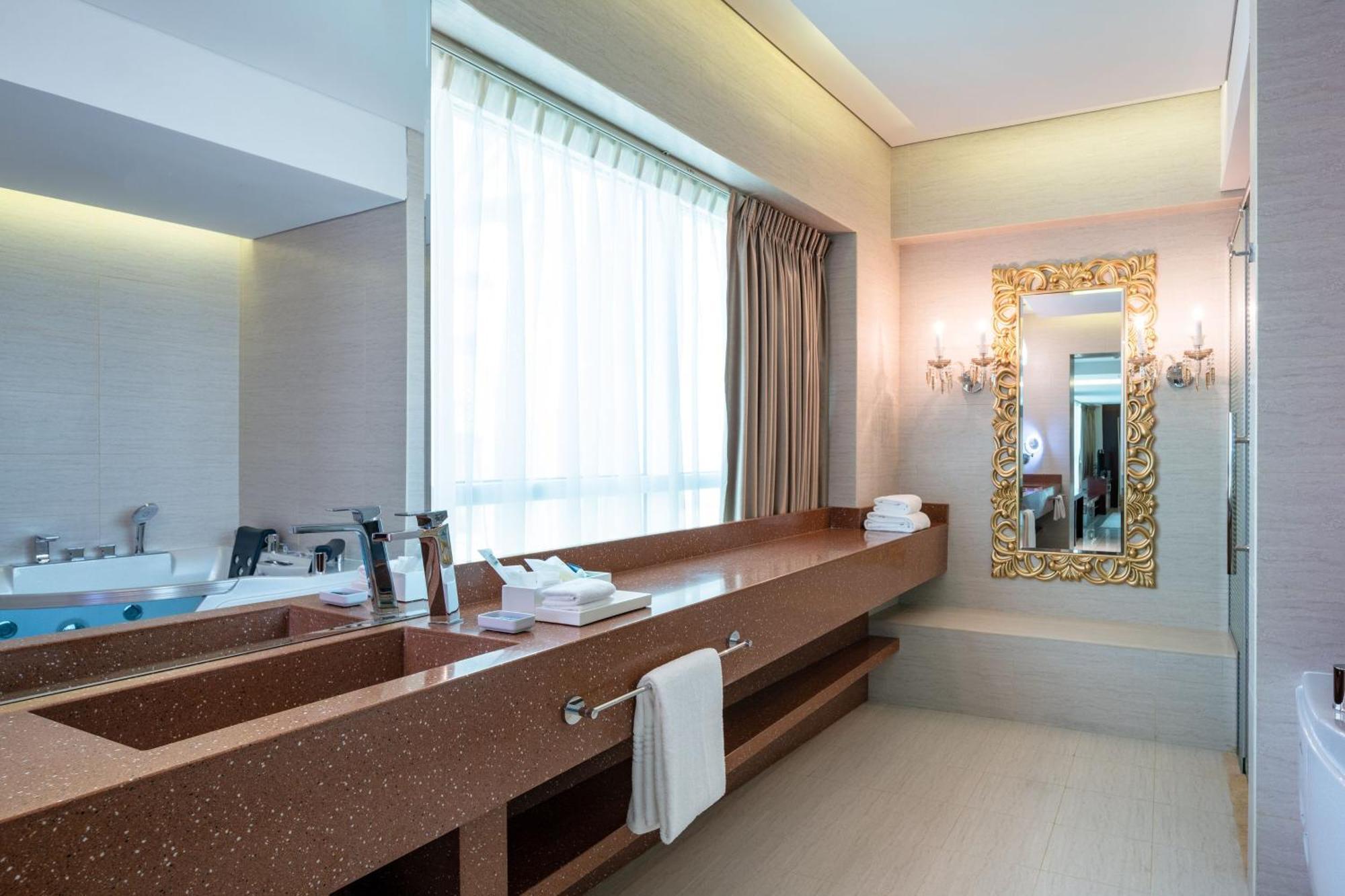โฟร์ พอยต์ บาย เชอราตัน ชาร์จะฮ์ Hotel ชาร์จาห์ ภายนอก รูปภาพ